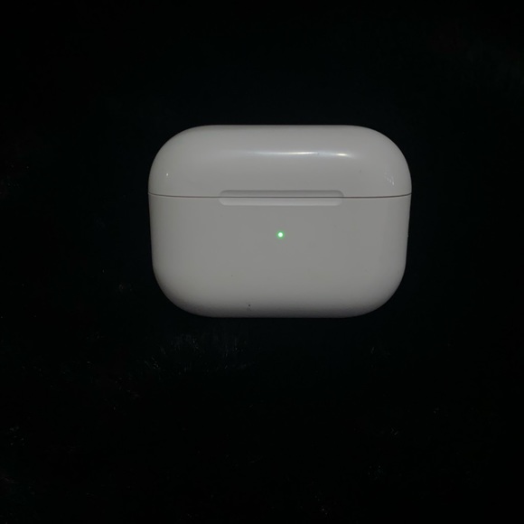 Airpod case 3rd gen NO airpods just case alone.
